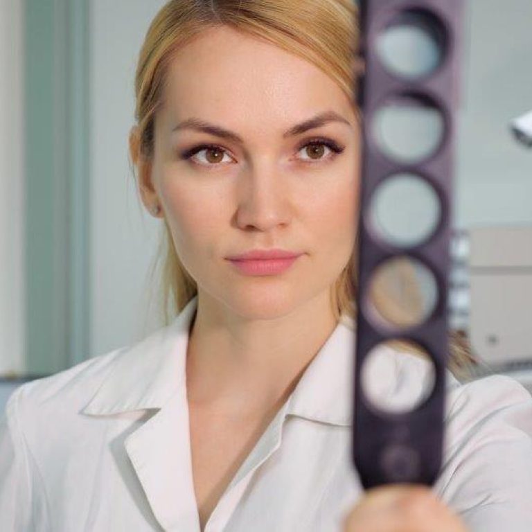 beautiful-eye-doctor-woman-with-ophthalmologic-device-cabinet
